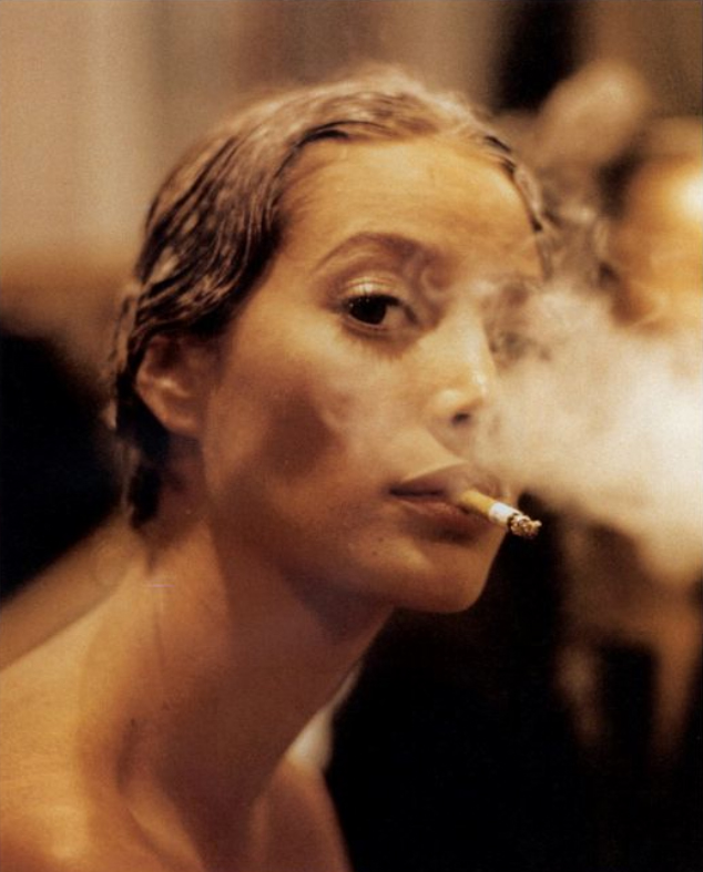 Christy Turlington raucht einer Zigarette (oder Cannabis)
