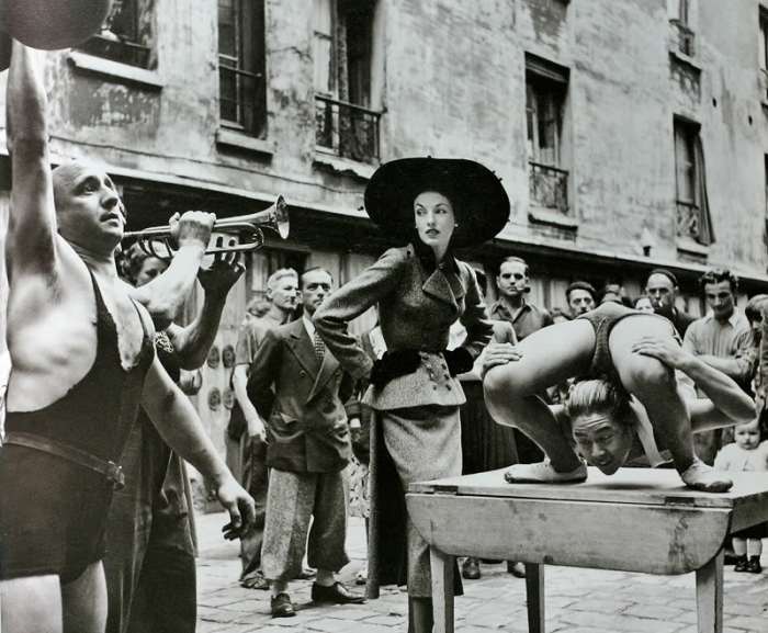 Elise Daniels with the Street Performers, Avedon « Iconic Photos