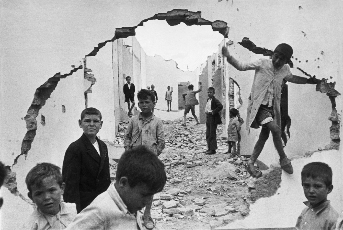 http://iconicphotos.files.wordpress.com/2013/09/cartier-bresson-seville-spain-1944-wall-hole-children-playing.jpg