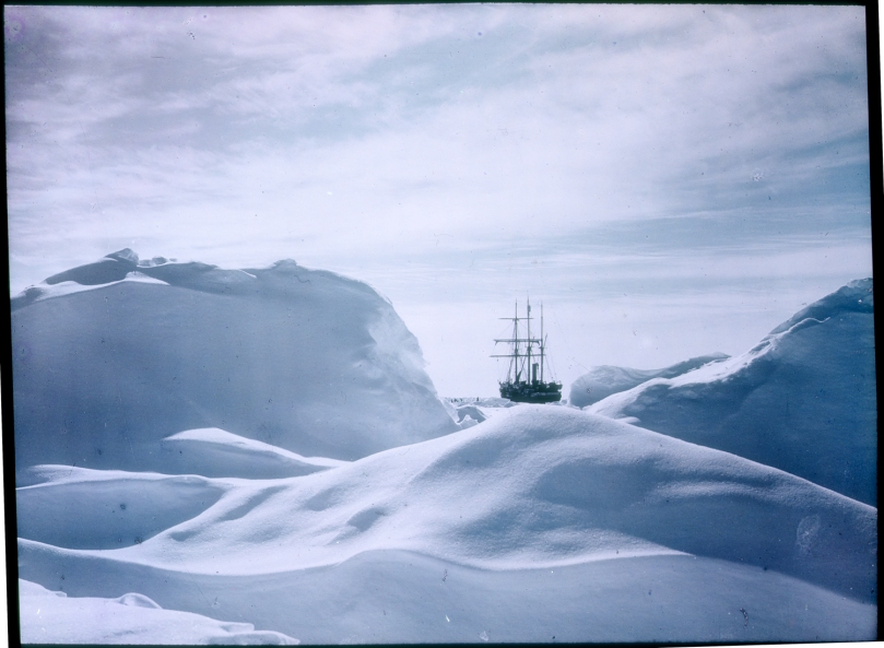 Glimpse_of_the_Endurance_Shackleton_Expedition_1914-17_Hurley_a090018